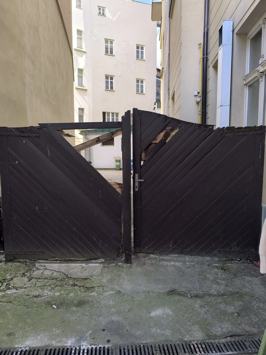 Poškozená dřevěná vrata